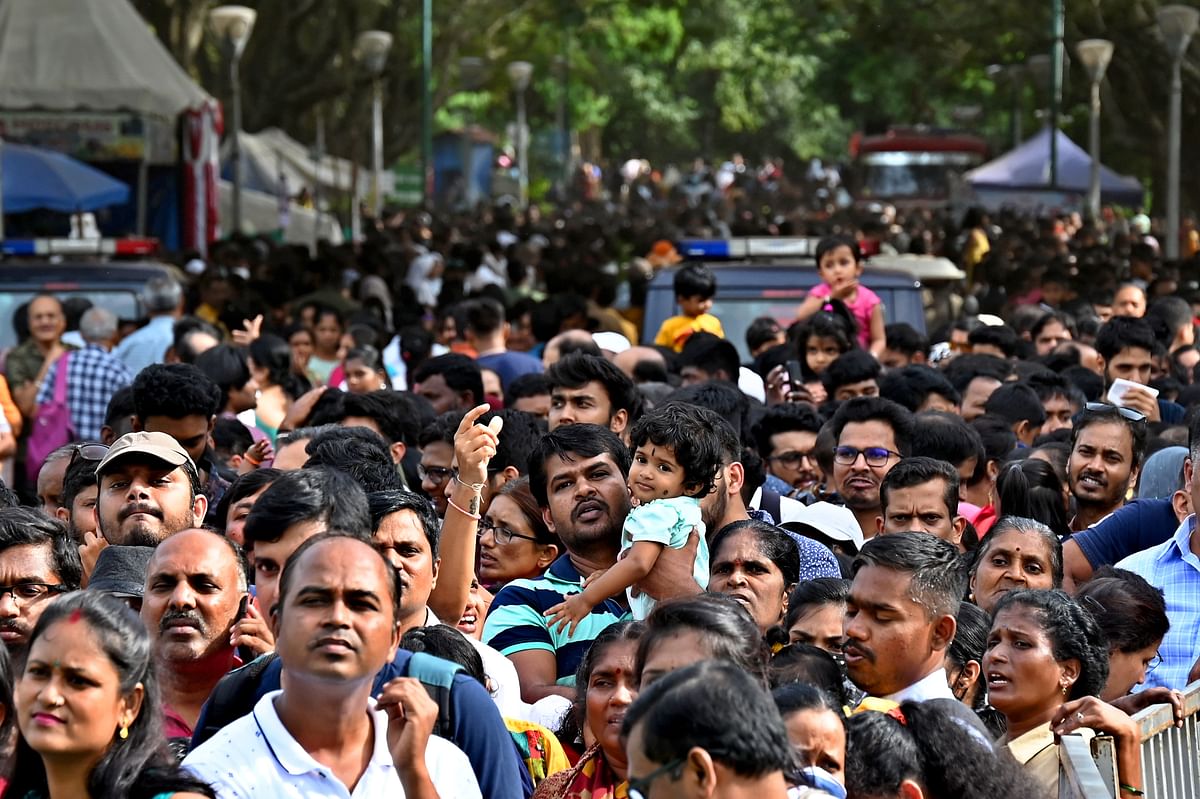 ಲಾಲ್‌ಬಾಗ್‌ನಲ್ಲಿ ಆಯೋಜಿಸಿರುವ ಫಲಪುಷ್ಪ ಪ್ರದರ್ಶನ ವೀಕ್ಷಿಸಲು ಭಾನುವಾರ ಬಂದ ಜನ ಸಾಗರ –ಪ್ರಜಾವಾಣಿ ಚಿತ್ರ/ ಪುಷ್ಕರ್ ವಿ