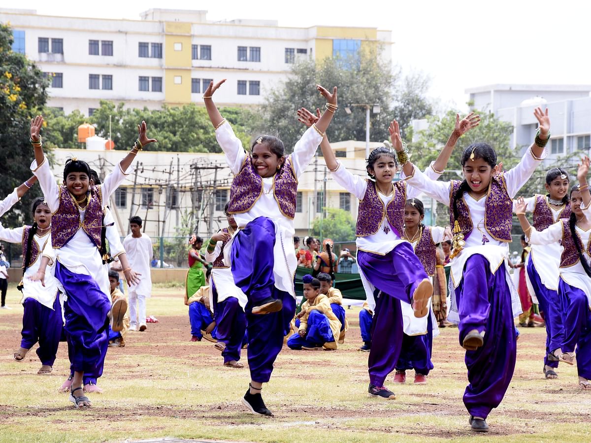 ಶಾಲಾ ಮಕ್ಕಳು ಬೀದರ್‌ ನೆಹರೂ ಕ್ರೀಡಾಂಗಣದಲ್ಲಿ ಸಮೂಹ ನೃತ್ಯ ಪ್ರಸ್ತುತಪಡಿಸಿದರು
ಪ್ರಜಾವಾಣಿ ಚಿತ್ರಗಳು: ಗುರುಪಾದಪ್ಪ ಸಿರ್ಸಿ