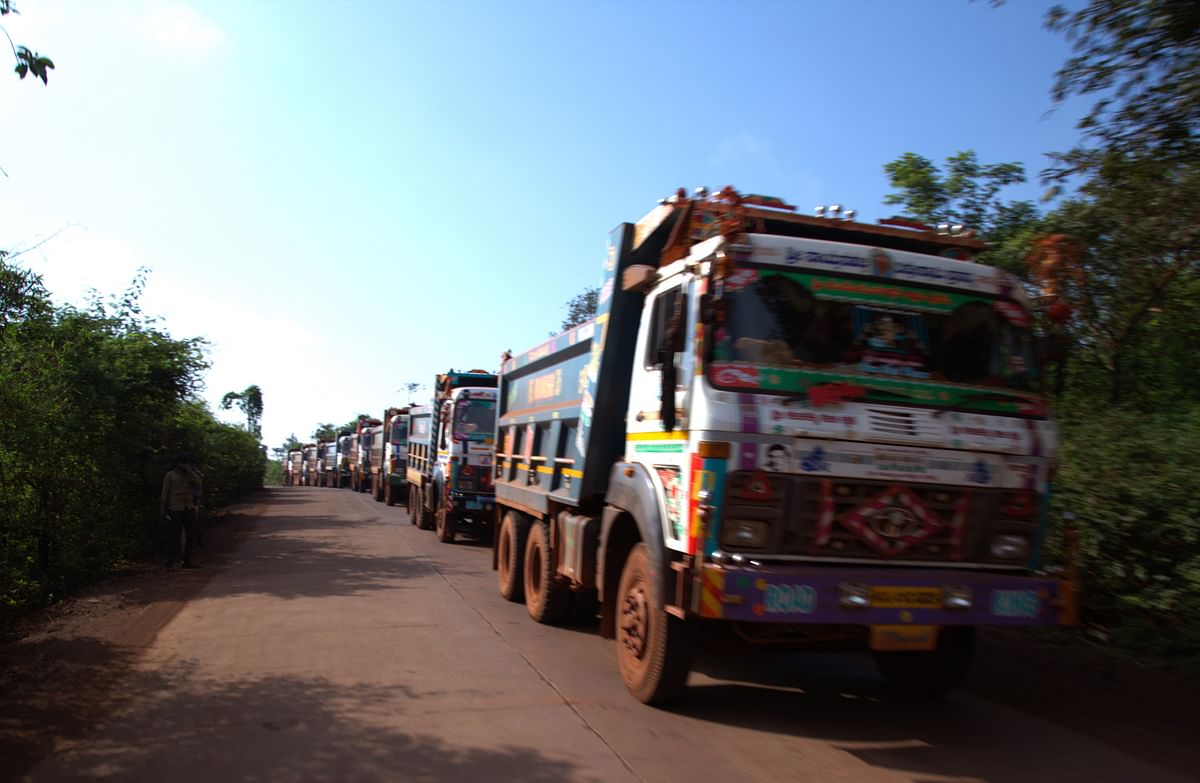 ಸಂಡೂರು–ಕಮತೂರು ನಡುವೆ ಹಗಲು ರಾತ್ರಿಯೆನ್ನದೆ ಸಾಲುಗಟ್ಟಿ ಸಂಚರಿಸುವ ಅದಿರು ಸಾಗಣೆ ಟಿಪ್ಪರ್‌ಗಳು ರಸ್ತೆಯ ಒಂದು ಭಾಗ ಸದಾ ಆಕ್ರಮಿಸಿಕೊಂಡಿರುತ್ತವೆ. ಇನ್ನೊಂದು ಬದಿಯಲ್ಲೇ ಸಾರಿಗೆ ಸಂಸ್ಥೆ ಬಸ್‌ ಸಾರ್ವಜನಿಕರ ವಾಹನಗಳು ಸಂಚರಿಸಬೇಕು. ಇದು ಅಪಘಾತಕ್ಕೆ ಕಾರಣವಾಗುತ್ತಿದೆ
ಪ್ರಜಾವಾಣಿ ಚಿತ್ರಗಳು: ಲವ