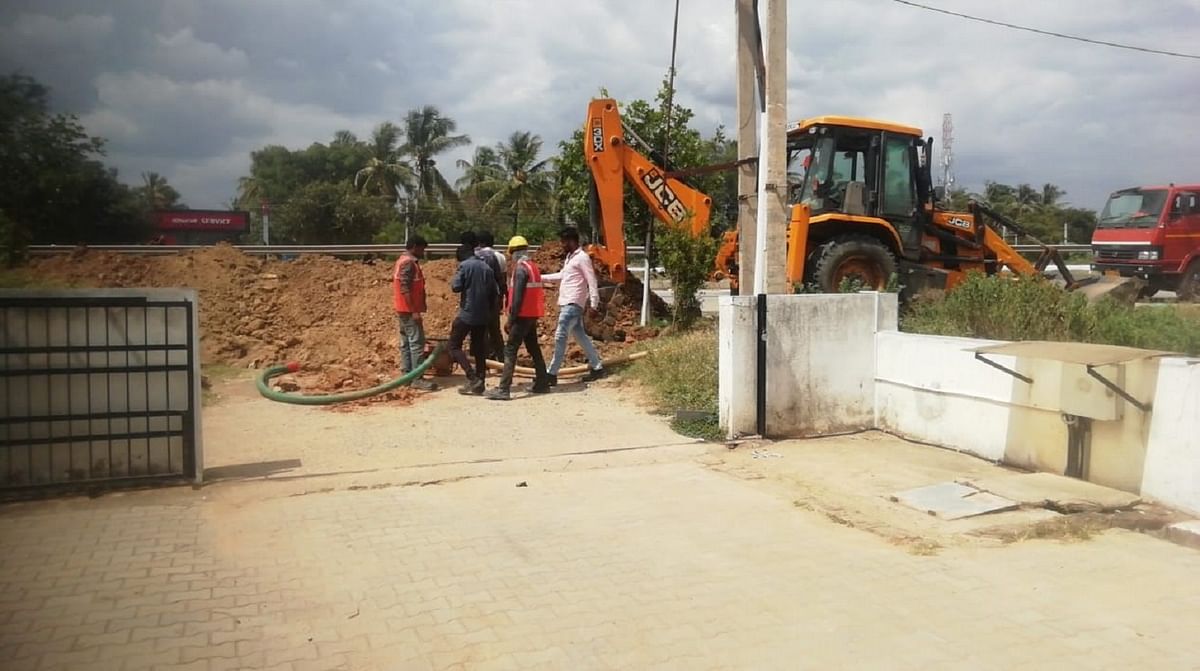 ಗುಂಡಿಯಲ್ಲಿ ಮಲ–ಮೂತ್ರ–ಕೊಳಚೆ ತುಂಬಿಕೊಂಡಿದ್ದು ಸರಿಯಾದ ಸುರಕ್ಷತಾ ಕ್ರಮ ಇಲ್ಲದೆ ಕಾಮಗಾರಿಯಲ್ಲಿ ತೊಡಗಿರುವ ಕಾರ್ಮಿಕರು