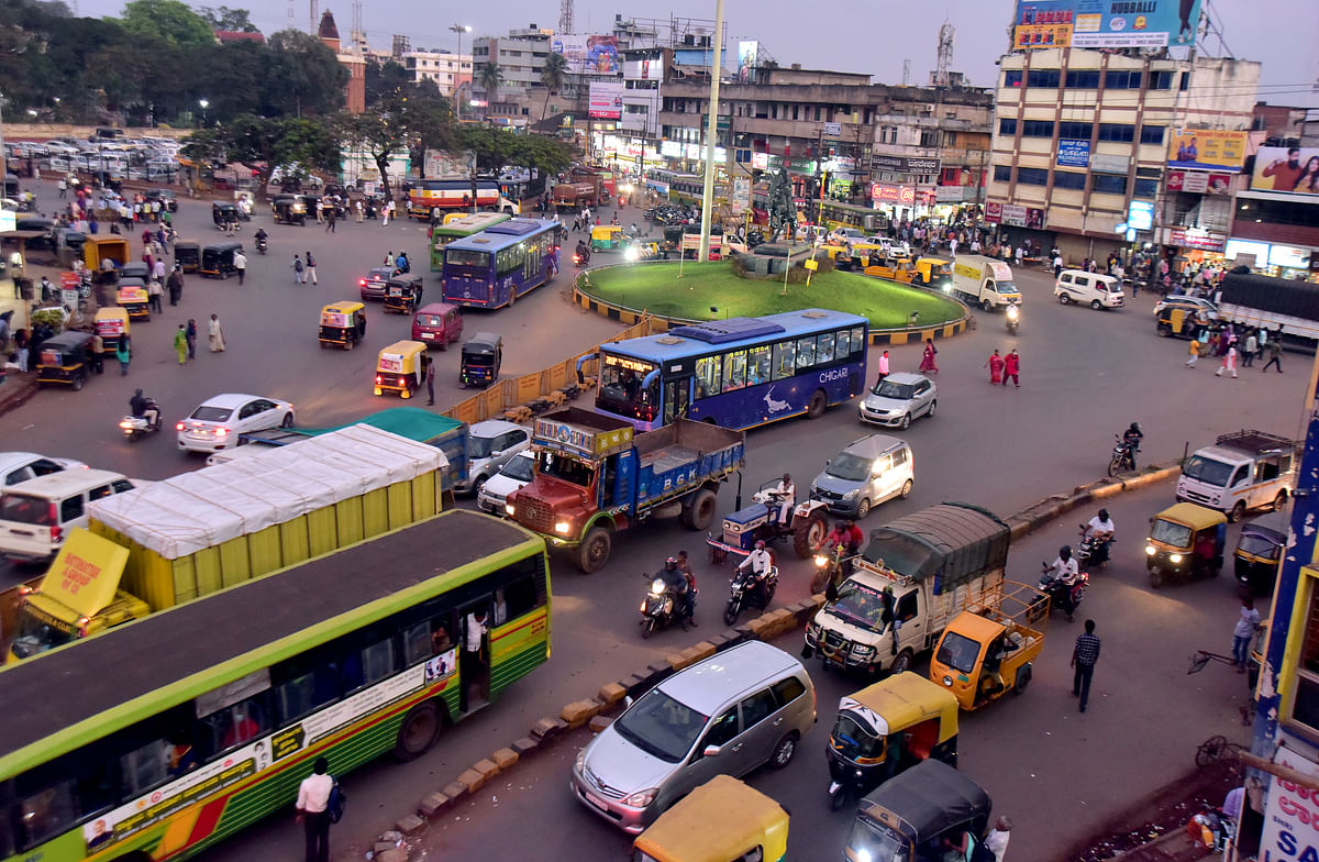 ಹುಬ್ಬಳ್ಳಿ ಚನ್ನಮ್ಮ ವೃತ್ತದಲ್ಲಿ ವಾಹನಗಳ ಸಂಚಾರ