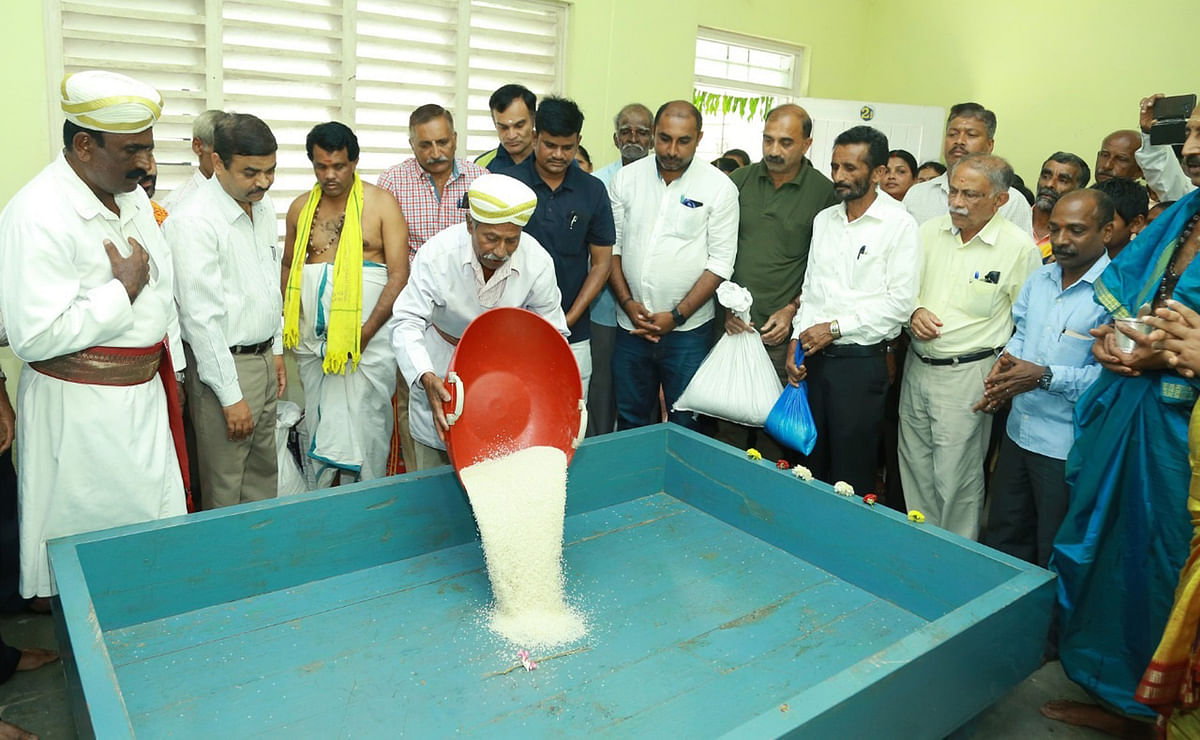 ಭಾಗಮಂಡಲದ ಭಗಂಡೇಶ್ವರ ದೇವಾಲಯದಲ್ಲಿ ಅಕ್ಯಪಾತ್ರೆಗೆ ಅಕ್ಕಿ ಸುರಿಯುವ ಸಾಂಪ್ರದಾಯಿಕ ಆಚರಣೆ.