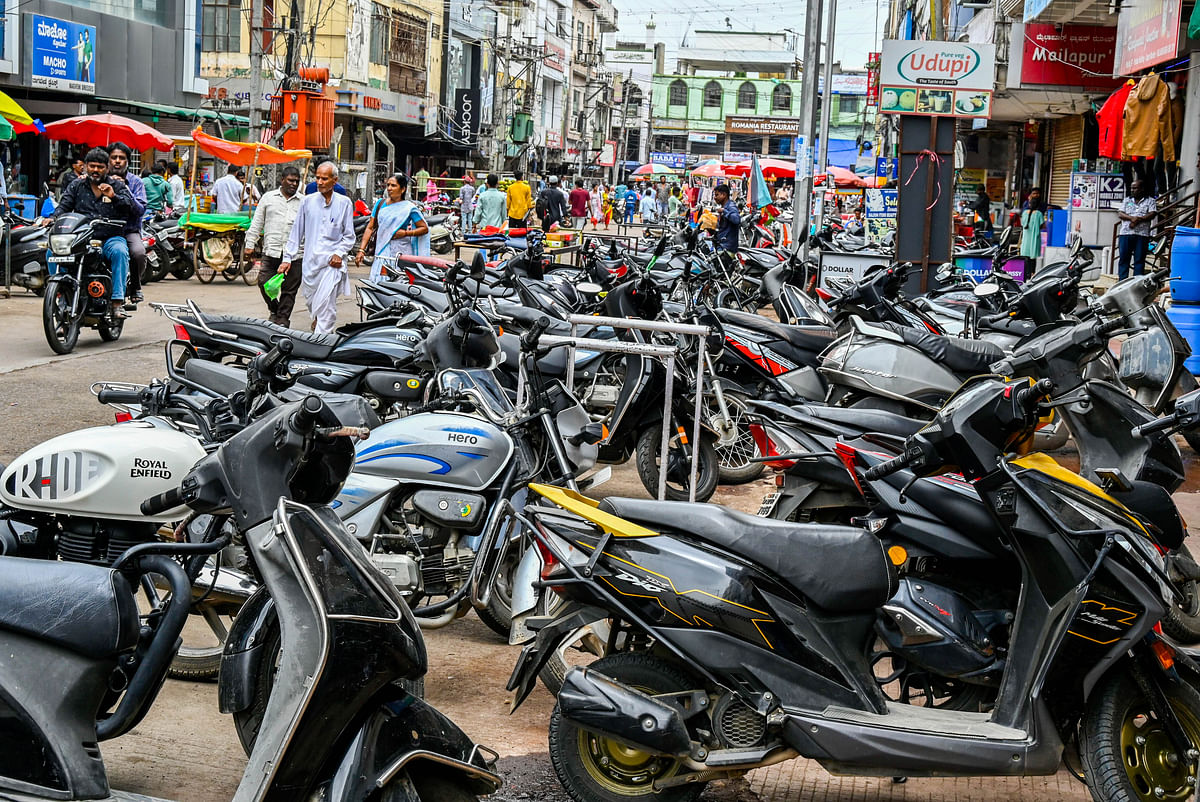 ಕಲಬುರಗಿಯ ಕೆಕೆಸಿಸಿಐ ಕಚೇರಿ ಬಳಿ ರಸ್ತೆಯಲ್ಲಿ ದ್ವಿಚಕ್ರ ವಾಹನಗಳನ್ನು ನಿಲ್ಲಿಸಿರುವುದು   –ಪ್ರಜಾವಾಣಿ ಚಿತ್ರ