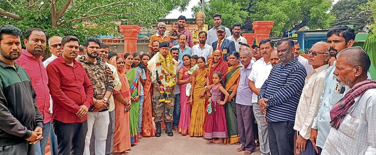 ಸೇನೆಯಿಂದ ತವರಿಗೆ ಮರಳಿದ ಸದಾಶಿವಯ್ಯ ಮಠ ಅವರನ್ನು ಮುದ್ದೇಬಿಹಾಳ ಪಟ್ಟಣದ ಕಾರ್ಗಿಲ್ ಹುತಾತ್ಮ ಯೋಧ ದಾವಲ್‍ಸಾಬ್ ಕಂಬಾರ ಸ್ಮಾರಕದ ಬಳಿ ಮಂಗಳವಾರ ಸ್ವಾಗತಿಸಲಾಯಿತು