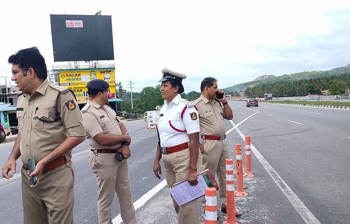 ರಾಮನಗರ ಹೊರವಲಯದಲ್ಲಿರುವ ಬೆಂಗಳೂರು– ಮೈಸೂರು ಎಕ್ಸ್‌ಪ್ರೆಸ್ ಹೆದ್ದಾರಿಗೆ ಜಿಲ್ಲಾ ಪೊಲೀಸ್ ವರಿಷ್ಠಾಧಿಕಾರಿ ಕಾರ್ತಿಕ್ ರೆಡ್ಡಿ ಭೇಟಿ ನೀಡಿ ಪರಿಶೀಲನೆ ನಡೆಸಿದರು. ಡಿವೈಎಸ್ಪಿ ದಿನಕರ ಶೆಟ್ಟಿ ಹೆಚ್ಚುವರಿ ಎಸ್ಪಿ ಟಿ.ವಿ. ಸುರೇಶ್ ಸಂಚಾರ ಠಾಣೆ ಸಬ್ ಇನ್‌ಸ್ಪೆಕ್ಟರ್ ಸರಸ್ವತಿ ಇದ್ದಾರೆ
– ಪ್ರಜಾವಾಣಿ ಚಿತ್ರ