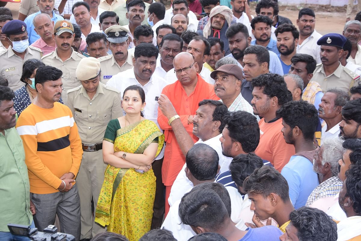 ಚಿತ್ರದುರ್ಗದ ಕವಾಡಿಗರಹಟ್ಟಿಯ ಕಲುಷಿತ ನೀರಿಗೆ ಕಾರಣವಾದ ಓವರ್‌ ಹೆಡ್‌ ಟ್ಯಾಂಕನ್ನು ಕೇಂದ್ರ ಸಚಿವ ಎ.ನಾರಾಯಣಸ್ವಾಮಿ ಶುಕ್ರವಾರ ಪರಿಶೀಲಿಸಿದರು. ಜಿಲ್ಲಾಧಿಕಾರಿ ದಿವ್ಯ ಪ್ರಭು ಜಿ.ಆರ್‌.ಜೆ ಬಸವಮೂರ್ತಿ ಮಾದಾರ ಚನ್ನಯ್ಯ ಸ್ವಾಮೀಜಿ ಇದ್ದಾರೆ.