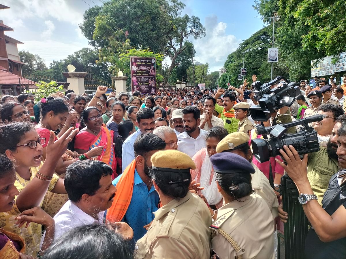 ಧರ್ಮಸ್ಥಳದ ಹೆಸರಿಗೆ ಧಕ್ಕೆ ತರುವ ಕೆಲಸ ಸಲ್ಲದು ಎಂದು ಧರ್ಮಸ್ಥಳ ಗ್ರಾಮಾಭಿವೃದ್ಧಿ ಸಂಘದ ಸದಸ್ಯೆಯರು ಅಜ್ಜರಕಾಡು ಹುತಾತ್ಮ ಸ್ಮಾರಕದ ಬಳಿ ಪ್ರತಿಭಟನೆ ನಡೆಸಿದರು