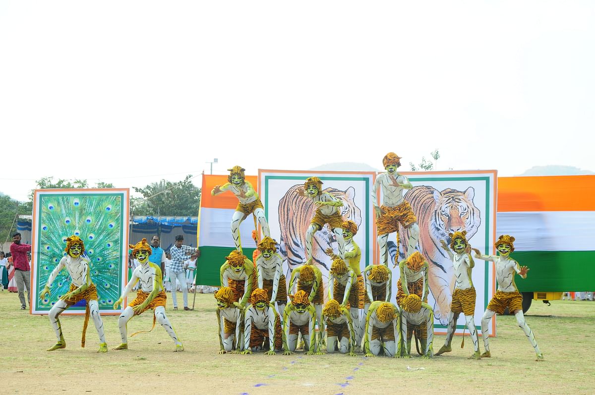 ಎದೆ ಝಲ್ ಎನಿಸುವಂತೆ ಪ್ರದರ್ಶನ ನೀಡಿದ ಹುಲಿ ಕುಣಿತ ತಂಡ