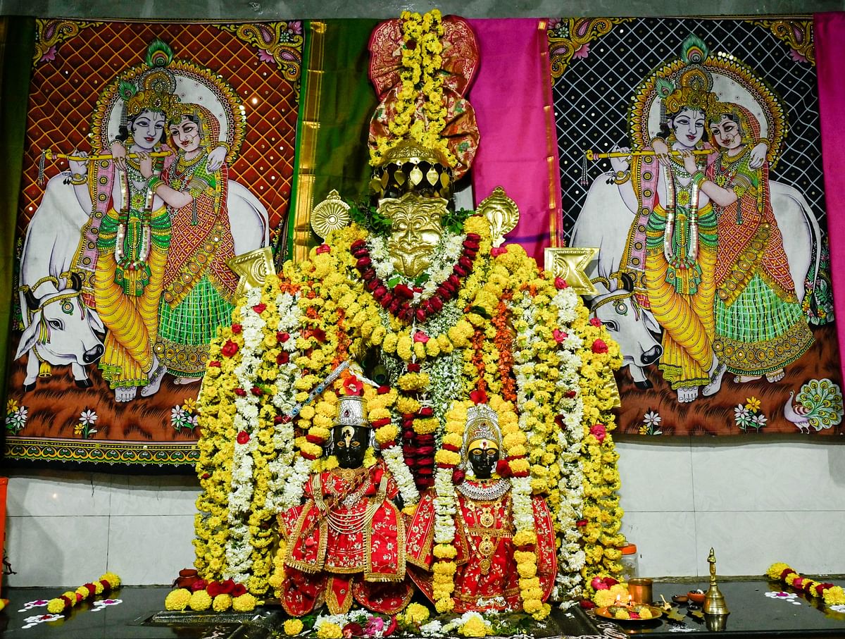 ಕಲಬುರಗಿಯ ವಿಠ್ಠಲ ಮಂದಿರದಲ್ಲಿ ಗುರುವಾರ ಶ್ರೀಕೃಷ್ಣ ಜನ್ಮಾಷ್ಟಮಿ ಅಂಗವಾಗಿ ಹೂವುಗಳಿಂದ ಅಲಂಕೃತವಾದ ಶ್ರೀಕೃಷ್ಣನ ಮೂರ್ತಿ –ಪ್ರಜಾವಾಣಿ ಚಿತ್ರ