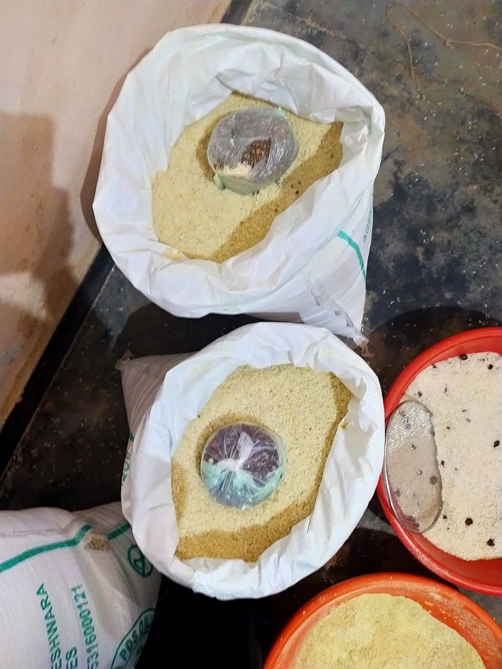 ಕಡಬ ತಾಲ್ಲೂಕಿನ ಕೊಯಿಲ ಶಾಖೆಗೆ ಸರಬರಾಜು ಆಗಿರುವ ಅಕ್ಕಿಯಲ್ಲಿ ಹುಣಸೆ ಬೀಜ ಕೆಂಪು ಕಲ್ಲು ತುಂಬಿಸಿದ ಲಕೋಟೆಯ ಕಟ್ಟು ಪತ್ತೆಯಾಗಿದೆ