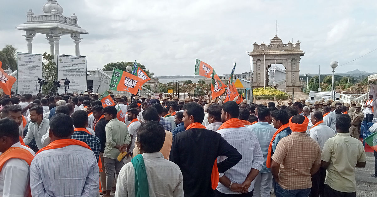 ಕೆಆರ್‌ಎಸ್‌ ದಕ್ಷಿಣ ದ್ವಾರದ ಬಳಿ ಶುಕ್ರವಾರ ಬಿಜೆಪಿ ಕಾರ್ಯಕರ್ತರು ಹೆಚ್ಚಿನ ಸಂಖ್ಯೆಯಲ್ಲಿ ಜಮಾಯಿಸಿದ್ದರು