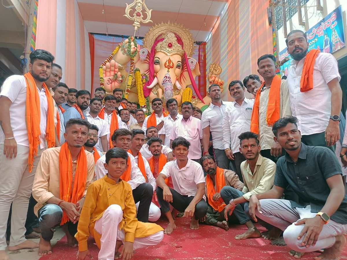 ಲಿಂಗಸುಗೂರು ಬಸ್ ನಿಲ್ದಾಣ ಬಳಿ ಬಡಾವಣೆಯಲ್ಲಿ ಸ್ವಾಮಿ ವಿವೇಕಾನಂದ ಗಜಾನನ ಸಮಿತಿ ಮಂಗಳವಾರ ಪ್ರತಿಷ್ಠಾಪಿಸಿದ ಗಣೇಶಮೂರ್ತಿ