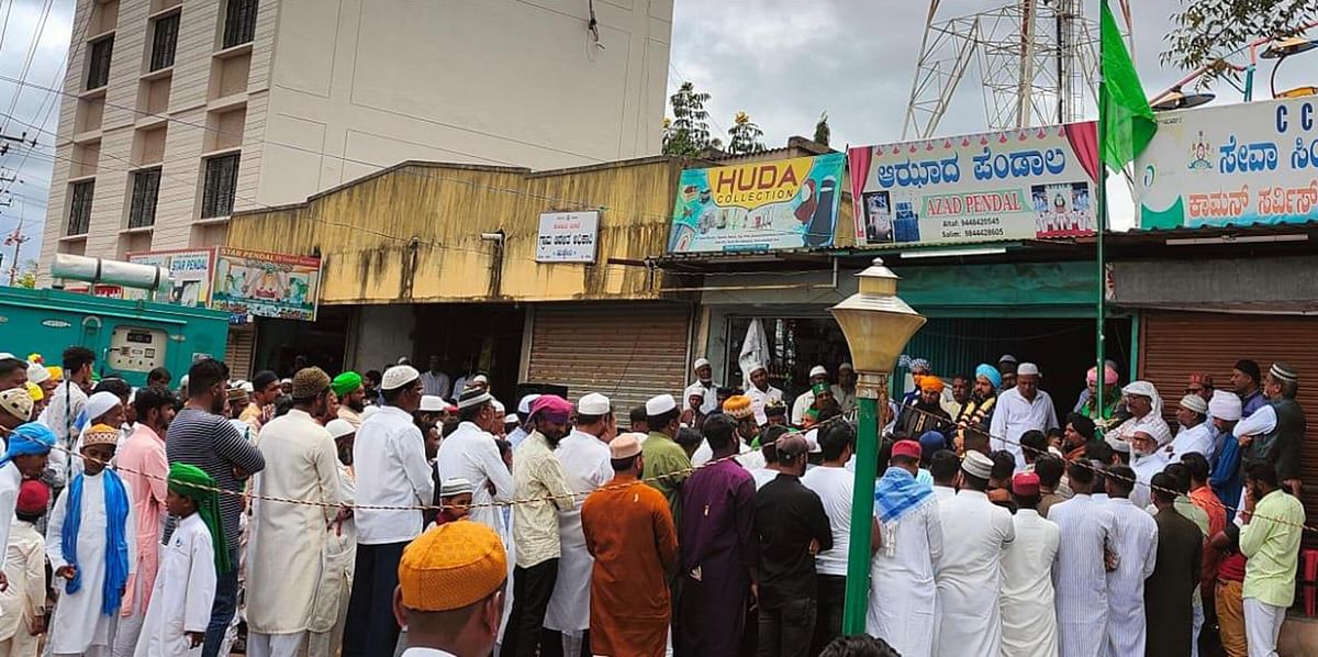 ಹುಕ್ಕೇರಿ ಪಟ್ಟಣದ ಮಾಸಾಬಿ ದರ್ಗಾ ಬಳಿ ಮುಸ್ಲಿಂ ಸಮುದಾಯದ ಧರ್ಮಗುರು ಬಾಬಾಮಿಯಾ ಖಾಜಿ ಗುರುವಾರ ಧರ್ಮಧ್ವಜ ಹಾರಿಸಿದರು