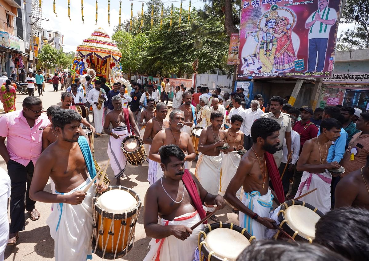 ಶಿಡ್ಲಘಟ್ಟದಲ್ಲಿ ಯಾದವ ಕುಲಸ್ಥರಿಂದ ಕೃಷ್ಣಸ್ವಾಮಿ ದೇವಸ್ಥಾನದಿಂದ ಪಲ್ಲಕ್ಕಿಯ ಮೆರವಣಿಗೆ ಆಯೋಜಿಸಲಾಗಿತ್ತು