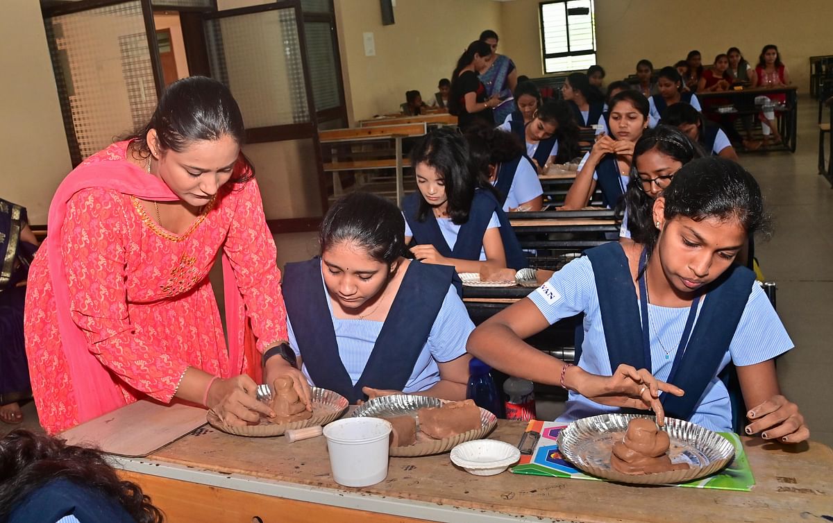 ದಾವಣಗೆರೆಯ ನೂತನ ಕಾಲೇಜಿನಲ್ಲಿ ಗಣೇಶ ಚತುರ್ಥಿ ಹಬ್ಬದ ಅಂಗವಾಗಿ ಪರಿಸರದ ಬಗ್ಗೆ ಜಾಗೃತಿ ಮೂಡಿಸಲು ಮಣ್ಣಿನ ಗಣೇಶ ಮೂರ್ತಿ ರಚಿಸುವುದನ್ನು ವಿದ್ಯಾರ್ಥಿಗಳಿಗೆ ಕಲಿಸಲಾಯಿತು –ಪ್ರಜಾವಾಣಿ ಚಿತ್ರ/ಸತೀಶ್ ಬಡಿಗೇರ್