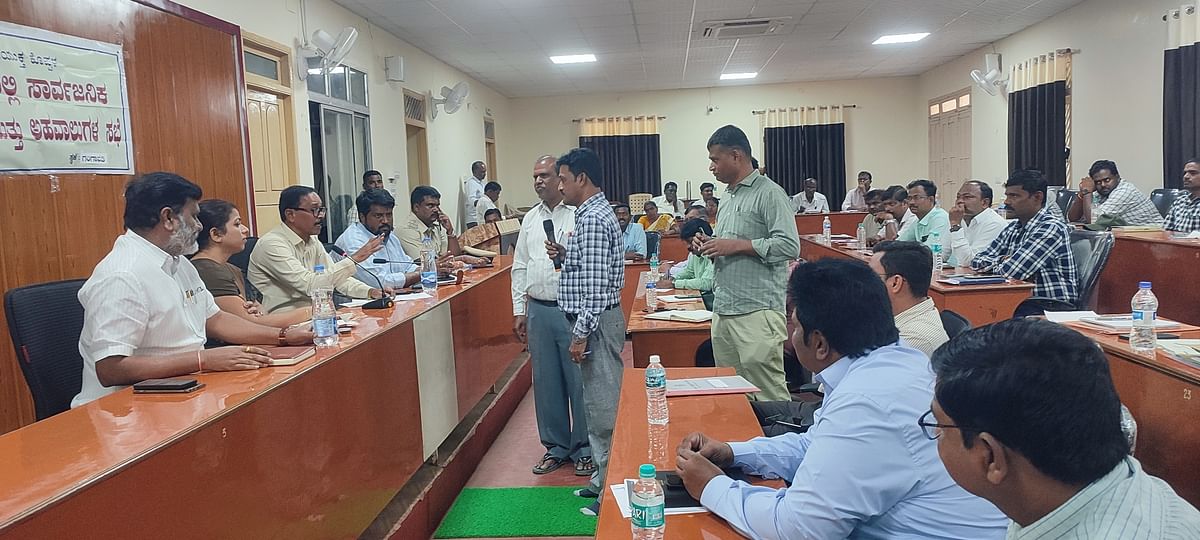 ಗಂಗಾವತಿ ನಗರದ ತಾಲ್ಲೂಕು ಪಂಚಾಯಿತಿ ಮಂಥನ ಸಭಾಂಗಣದಲ್ಲಿ ಬುಧವಾರ ನಡೆದ ತಾಲ್ಲೂಕು ಮಟ್ಟದ ಸಾರ್ವಜನಿಕರ ಕುಂದು-ಕೊರತೆಗಳ ಮತ್ತು ಅಹವಾಲುಗಳ ಸಭೆಯಲ್ಲಿ ಸಾರ್ವಜನಿಕರೊಬ್ಬರು ಲೋಕಾಯುಕ್ತ ಡಿವೈ ಎಸ್ಸಿ ಸಲೀಂ ಪಾಷ ಅವರಿಗೆ ದೂರು ಸಲ್ಲಿಸಿ ಮಾತನಾಡಿದರು