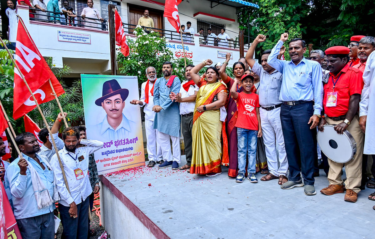 ಕಲಬುರಗಿಯ ಕನ್ನಡ ಭವನದಲ್ಲಿ ಎಐಟಿಯುಸಿ ವತಿಯಿಂದ ಕಟ್ಟಡ ಕಾರ್ಮಿಕರ ಜಿಲ್ಲಾ ಸಮ್ಮೇಳನದಲ್ಲಿ ಗುರುವಾರ ಸದಸ್ಯರು ಭಗತ್‌ ಸಿಂಗ್‌ ಭಾವಚಿತ್ರಕ್ಕೆ ಪುಷ್ಪಾರ್ಚನೆ ಮಾಡಿದರು– ಪ್ರಜಾವಾಣಿ ಚಿತ್ರ 