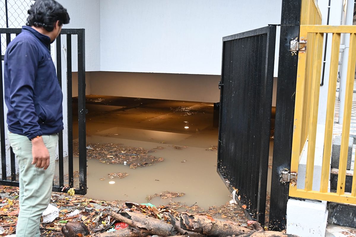 ಡಾಲರ್ಸ್‌ ಕಾಲೊನಿಯ ಅಪಾರ್ಟ್‌ಮೆಂಟ್‌ನ ನೆಲಮಹಡಿಯಲ್ಲಿ ಸಂಗ್ರಹಗೊಂಡಿದ್ದ ಮಳೆ ನೀರು. 