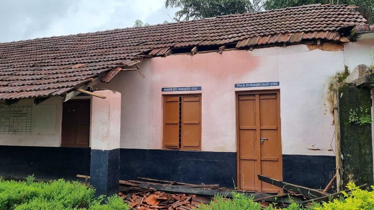 ಶಾಲೆಯ ಚಾವಣಿ ಕುಸಿದಿದೆ
