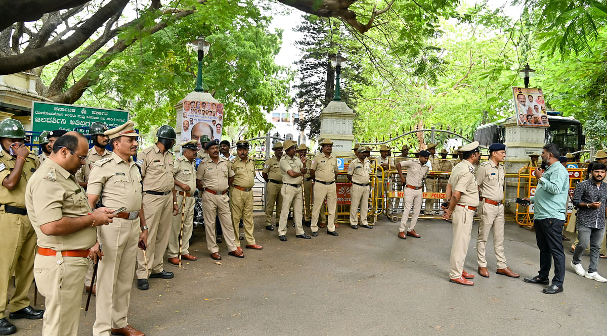 ಕಾಂಗ್ರೆಸ್‌ ಮುಖಂಡರ ಭೇಟಿ ಹಿನ್ನೆಲೆಯಲ್ಲಿ ಜಲದರ್ಶಿನಿ ಅತಿಥಿಗೃಹ ಮುಂಭಾಗ ಕಾವಲಿಗೆ ನಿಂತ ಪೊಲೀಸರು