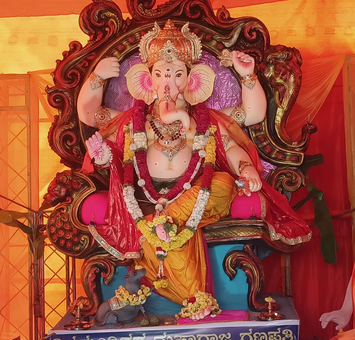 ಹರಪನಹಳ್ಳಿ ನಗರದ ಈಶ್ವರ ದೇವಸ್ಥಾನದಲ್ಲಿ ಪ್ರತಿಷ್ಠಾಪಿಸಿರುವ 13 ಅಡಿ ಎತ್ತರ ಗಣೇಶ