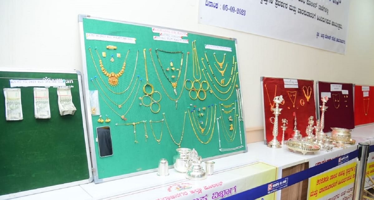 ಜಿಲ್ಲಾ ಪೊಲೀಸ್‌ ವರಿಷ್ಠಾಧಿಕಾರಿ ಕಚೇರಿಯಲ್ಲಿ ಮಂಗಳವಾರ ಪ್ರದರ್ಶನಕ್ಕಿಟ್ಟಿದ್ದ ಕಳವಾದ ಚಿನ್ನಾಭರಣ ಹಾಗೂ ಬೆಳ್ಳಿ ವಸ್ತುಗಳು