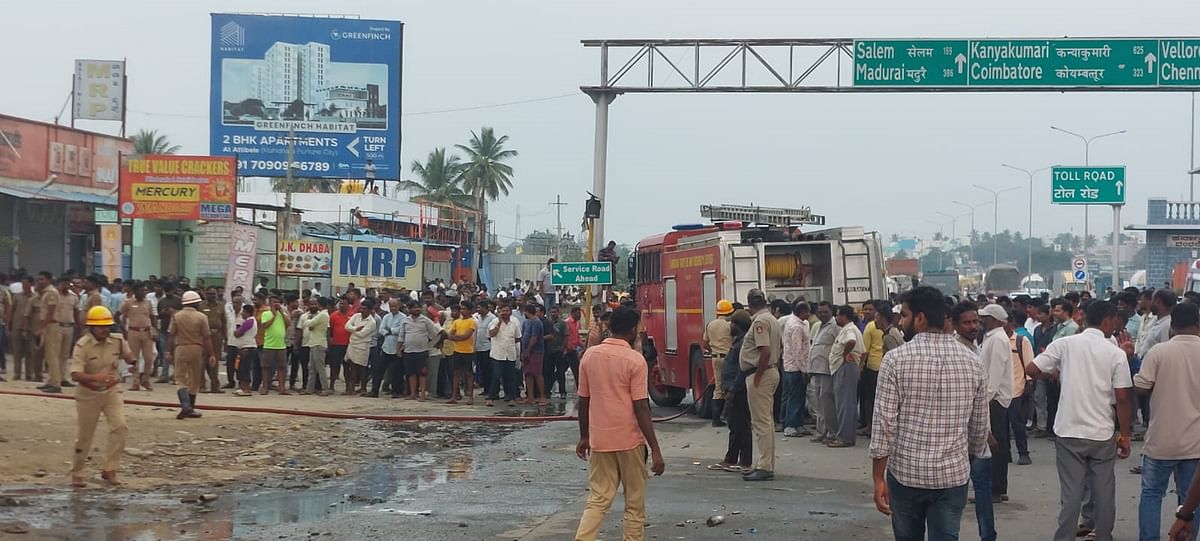 ಆನೇಕಲ್ ತಾಲ್ಲೂಕಿನ ಗಡಿಭಾಗದ ಅತ್ತಿಬೆಲೆಯ ಪಟಾಕಿ ಗೋದಾಮಿಗೆ ಬಿದ್ದ ಬೆಂಕಿಯನ್ನು ನೋಡಲು ಸೇರಿರುವ ಜನಸಂದಣಿ