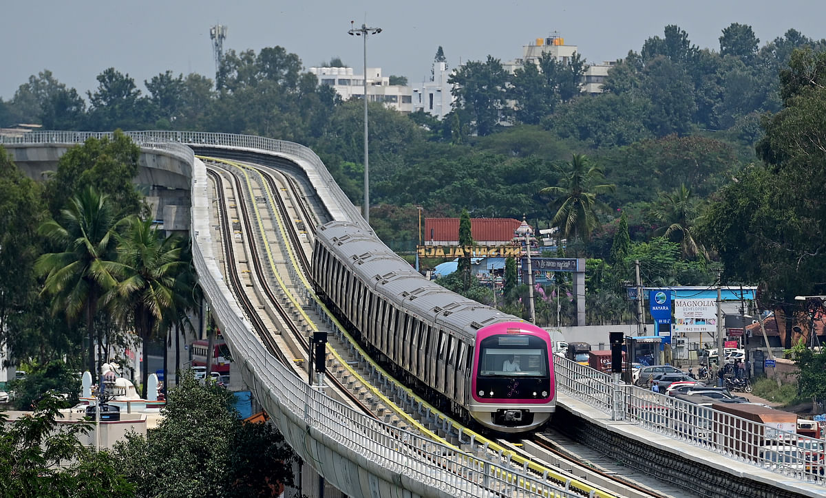 ನೇರಳೆ ಮಾರ್ಗದಲ್ಲಿ ನಮ್ಮ ಮೆಟ್ರೊ. 