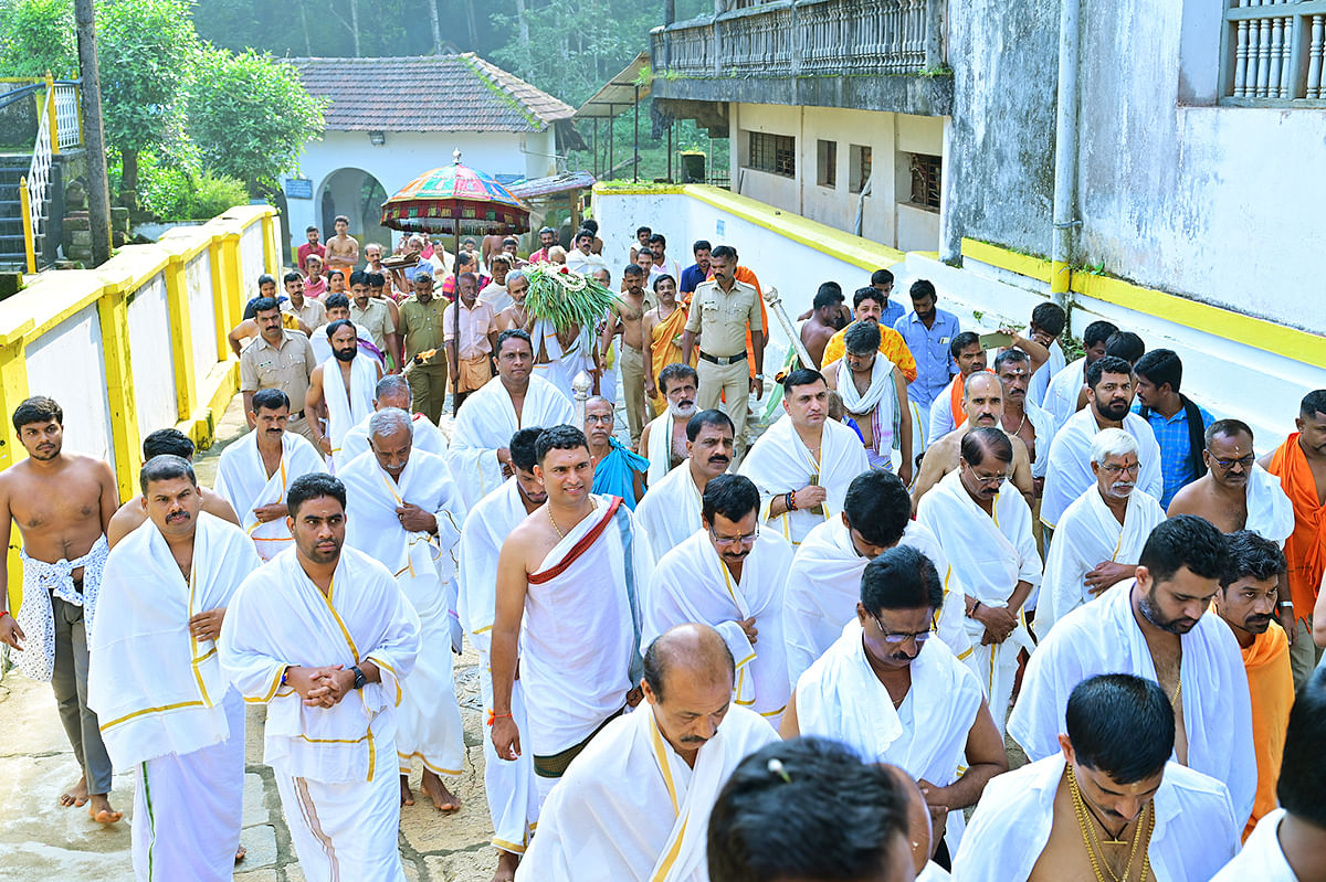 ಮೆರವಣಿಗೆಯಲ್ಲಿ  ದೇವಳಕ್ಕೆ ಕದಿರನ್ನು ಪ್ರಧಾನ ಅರ್ಚಕ ಸೀತಾರಾಮ ಎಡಪಡಿತ್ತಾಯರು  ಹೊತ್ತು ತಂದರು