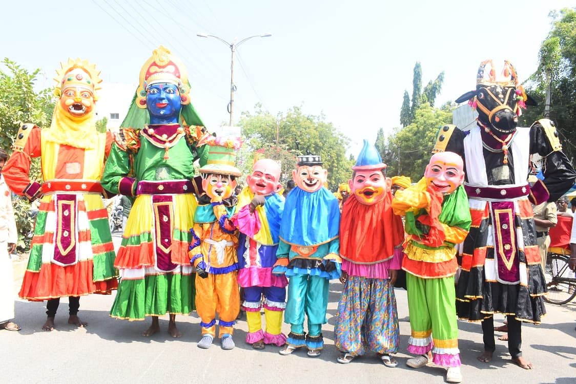 ಯಾದಗಿರಿಯಲ್ಲಿ ನಡೆದ ಮಹರ್ಷಿ ವಾಲ್ಮೀಕಿ ಜಯಂತಿ ಮೆರವಣಿಗೆಯಲ್ಲಿ ಗಮನ ಸೆಳೆದ ವಿವಿಧ ವೇಷಧಾರಿಗಳು