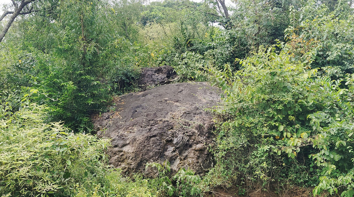 ಕಲಗುಡ್ಡಿ ಗ್ರಾಮದ ಪಕ್ಕದಲ್ಲಿರುವ ಕಲ್ಲಿನ ಗುಡ್ಡ