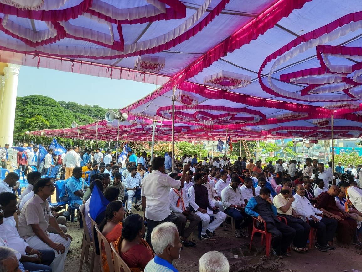 ಮಹಿಷ ದಸರಾ ಕಾರ್ಯಕ್ರಮದಲ್ಲಿ ಪಾಲ್ಗೊಂಡಿರುವವರು