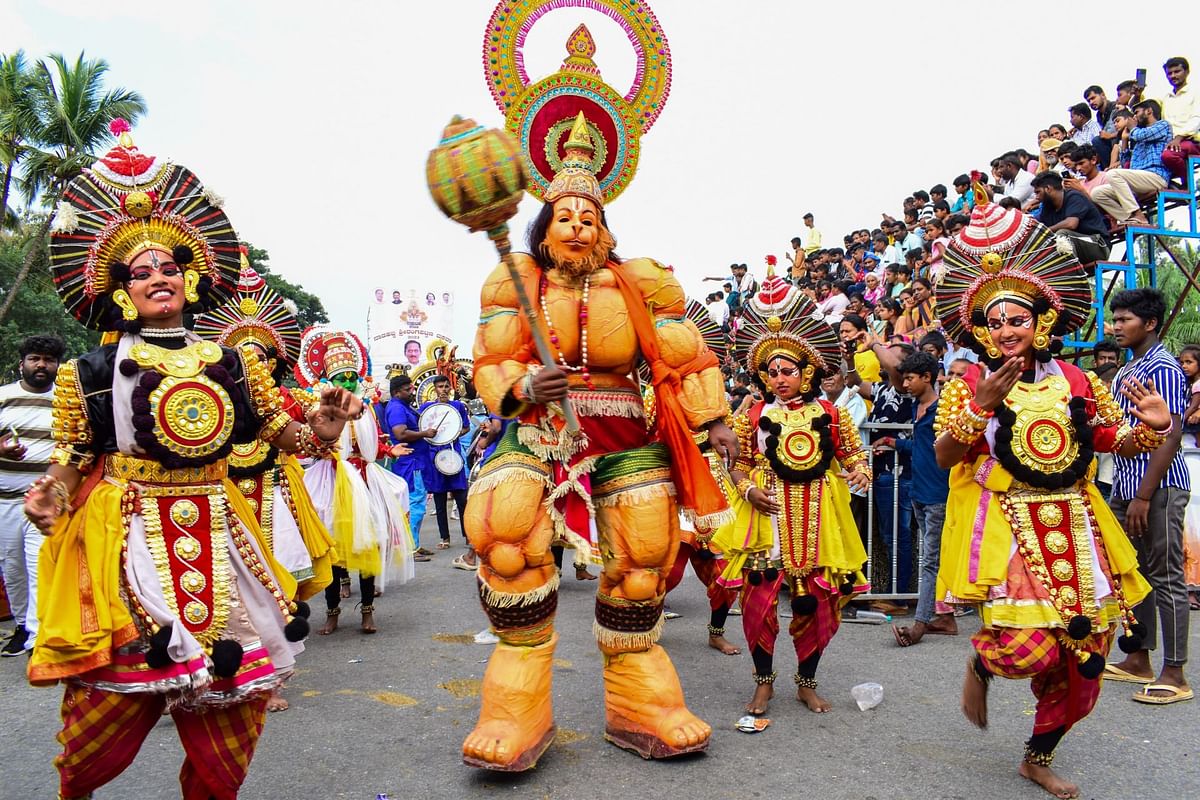 ಮೆರವಣಿಗೆಯಲ್ಲಿ ಜಾನಪದ ಕಲಾ ತಂಡ ಗಮನ ಸೆಳೆಯಿತು