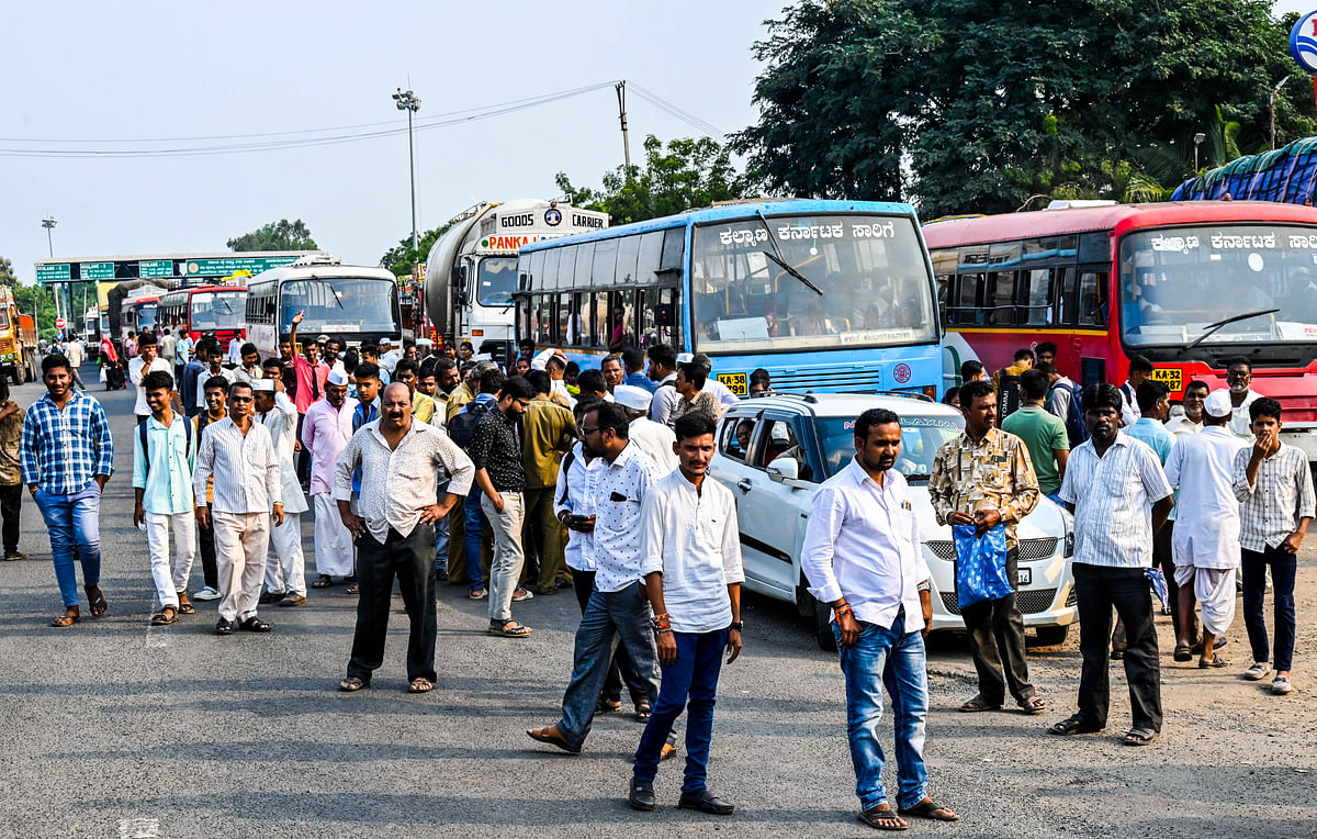 ಕಲಬುರಗಿಯಲ್ಲಿ ಬುಧವಾರ ಕೋಮುವಾದ ಅಳಿಸಿ ಕರ್ನಾಟಕ ಕೇಂದ್ರೀಯ ವಿಶ್ವವಿದ್ಯಾಲಯ ಉಳಿಸಿ ಆಂದೋಲನ ಚಾಲನಾ ಸಮಿತಿ ನಡೆಸಿದ ಬೃಹತ್ ಜಾಥಾ ಅಂಗವಾಗಿ ರಸ್ತೆಯಲ್ಲಿ ಸಾಲುಗಟ್ಟಿ ನಿಂತ ವಾಹನಗಳು ಮತ್ತು ಪ್ರಯಾಣಿಕರು –ಪ್ರಜಾವಾಣಿ ಚಿತ್ರ