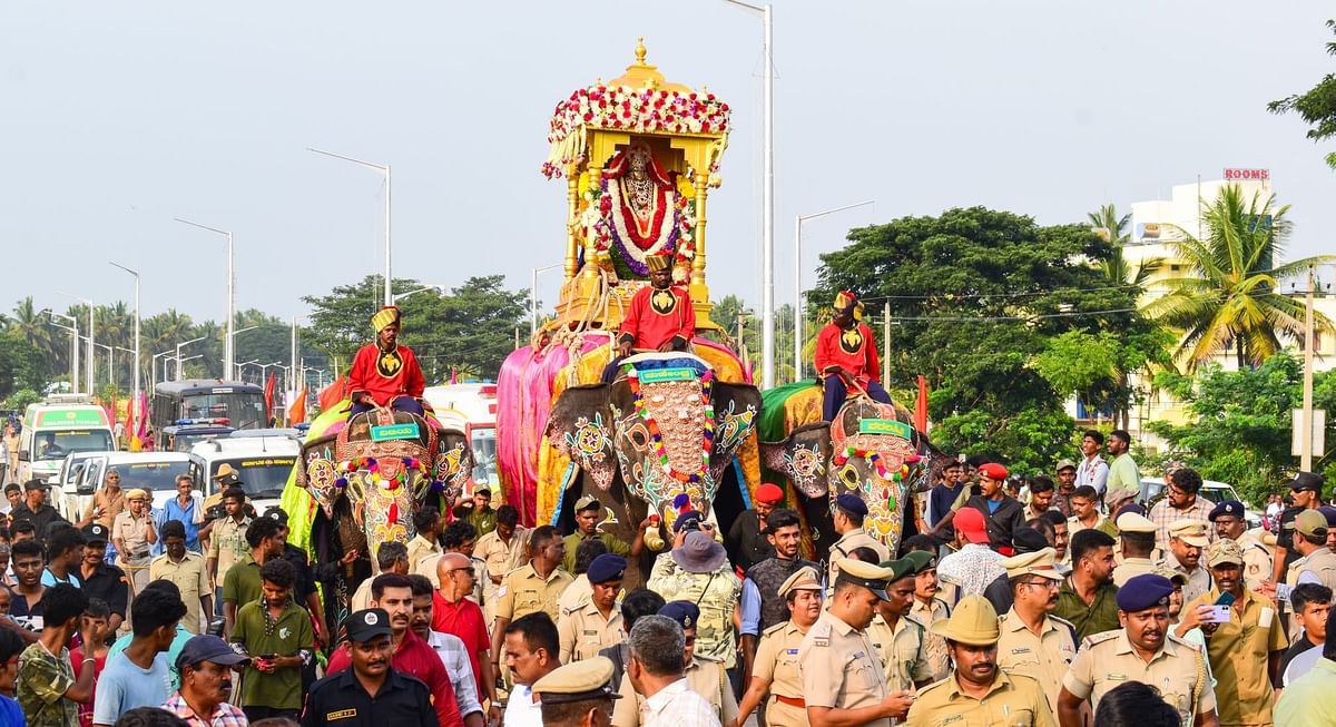 ಶ್ರೀರಂಗಪಟ್ಟಣ ದಸರಾ ಜಂಬೂಸವಾರಿ ರಂಗನಾಥಸ್ವಾಮಿ ದೇವಾಲಯದತ್ತ ಸಾಗುತ್ತಿರುವುದು