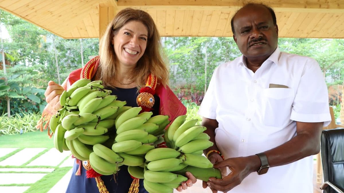 ಟ್ಯಾಮಿ ಬೆನ್‌ಹೈಮ್‌ ಅವರಿಗೆ ಬಾಳೆಗೊನೆ ನೀಡಿದ ಎಚ್.ಡಿ.ಕುಮಾರಸ್ವಾಮಿ