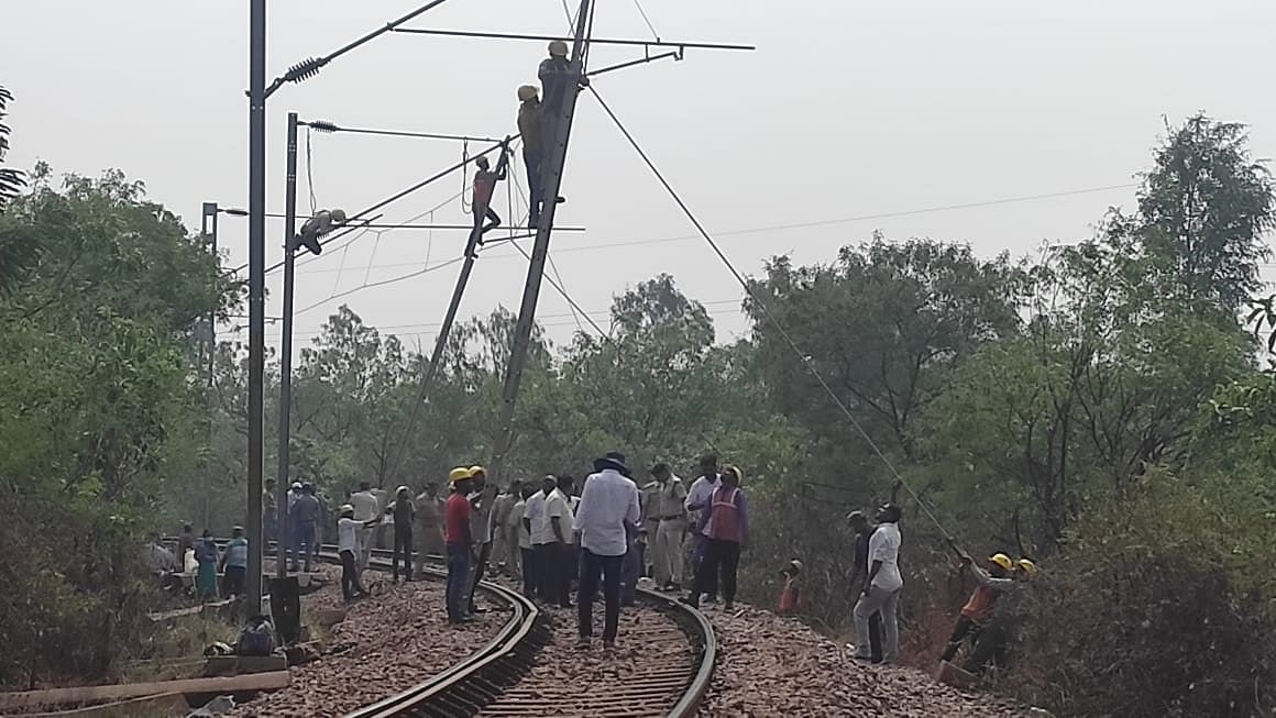 ವಿದ್ಯುತ್ ತಂತಿಗಳ ಮರುಜೋಡಣೆ ಕಾರ್ಯ –ಪ್ರಜಾವಾಣಿ ಚಿತ್ರ