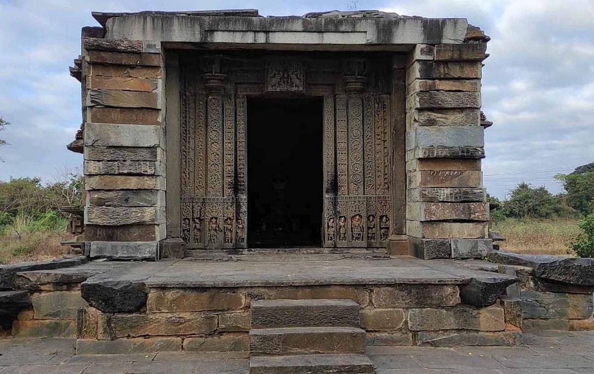 ಹಾನಗಲ್ ಪಟ್ಟಣದ ಹೊರಭಾಗದಲ್ಲಿರುವ ಬಿಲ್ಲೇಶ್ವರ ದೇವಸ್ಥಾನ