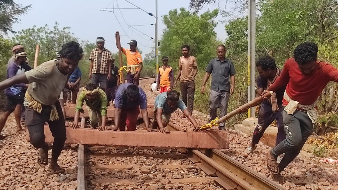 ಹಳಿ ಜೋಡಣೆ ಕಾಮಗಾರಿಯ ದೃಶ್ಯ –ಪ್ರಜಾವಾಣಿ ಚಿತ್ರ