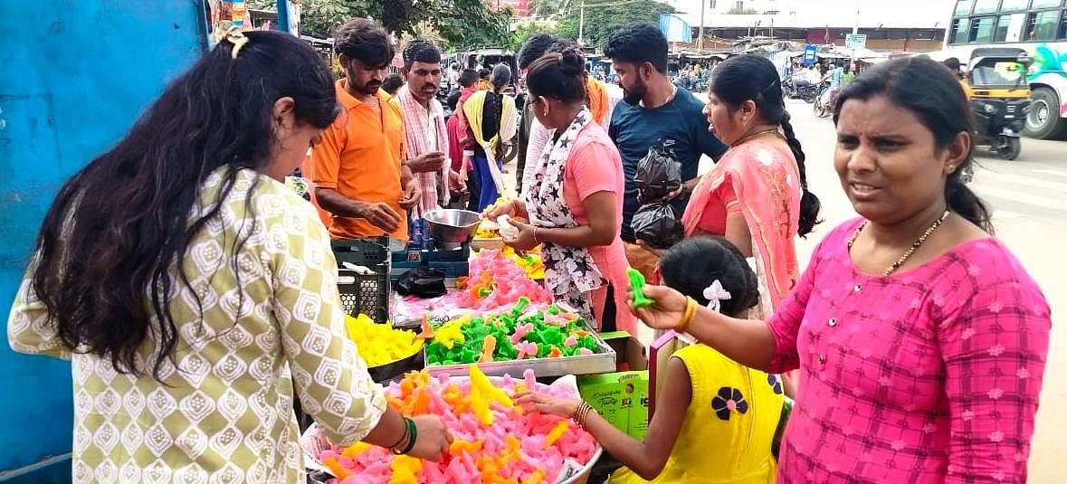 ಕೊಟ್ಟೂರಿನಲ್ಲಿ ಗೌರಿ ಹಬ್ಬದ ಪ್ರಯುಕ್ತ ಮಹಿಳೆಯರು ಸಕ್ಕರೆ ಆರತಿಗಳನ್ನು ಖರೀದಿಸಿದರು