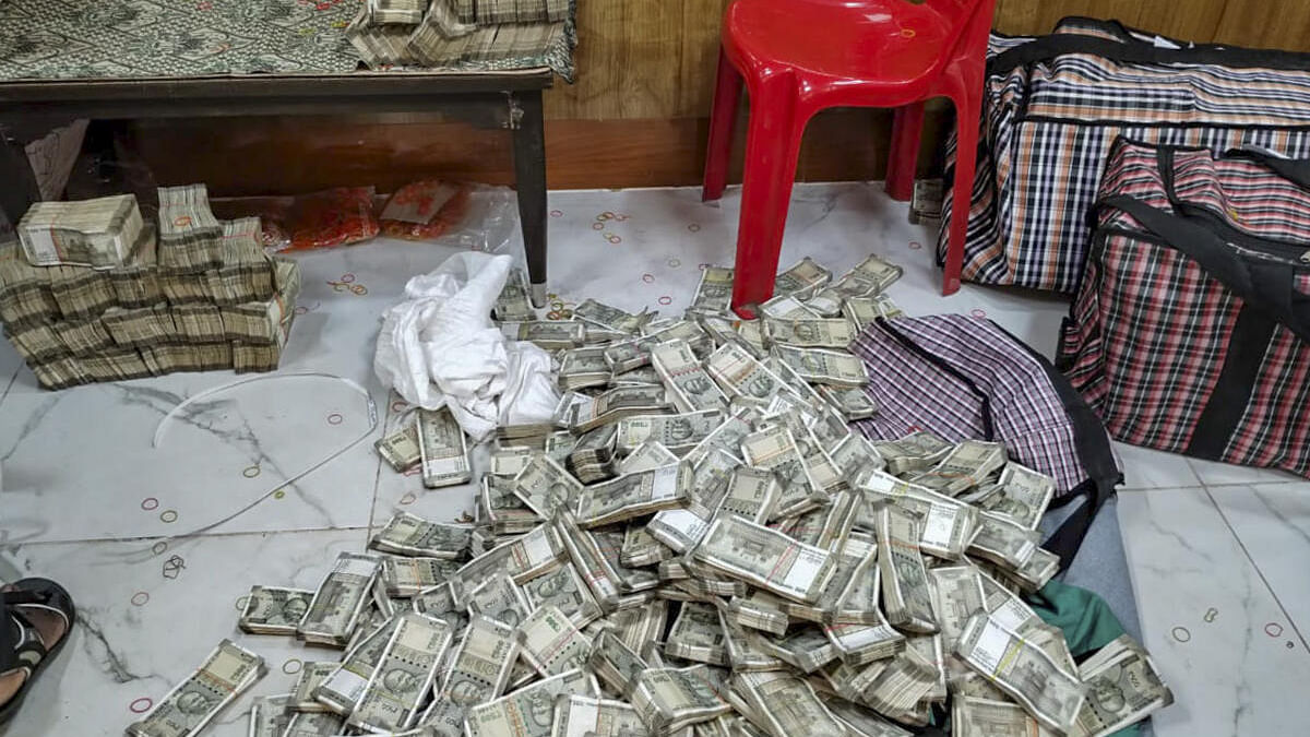 PHOTOS | IT Raid: ಅತಿದೊಡ್ಡ ಕಾರ್ಯಾಚರಣೆ; ₹300 ಕೋಟಿಗೂ ಅಧಿಕ ಜಪ್ತಿ 