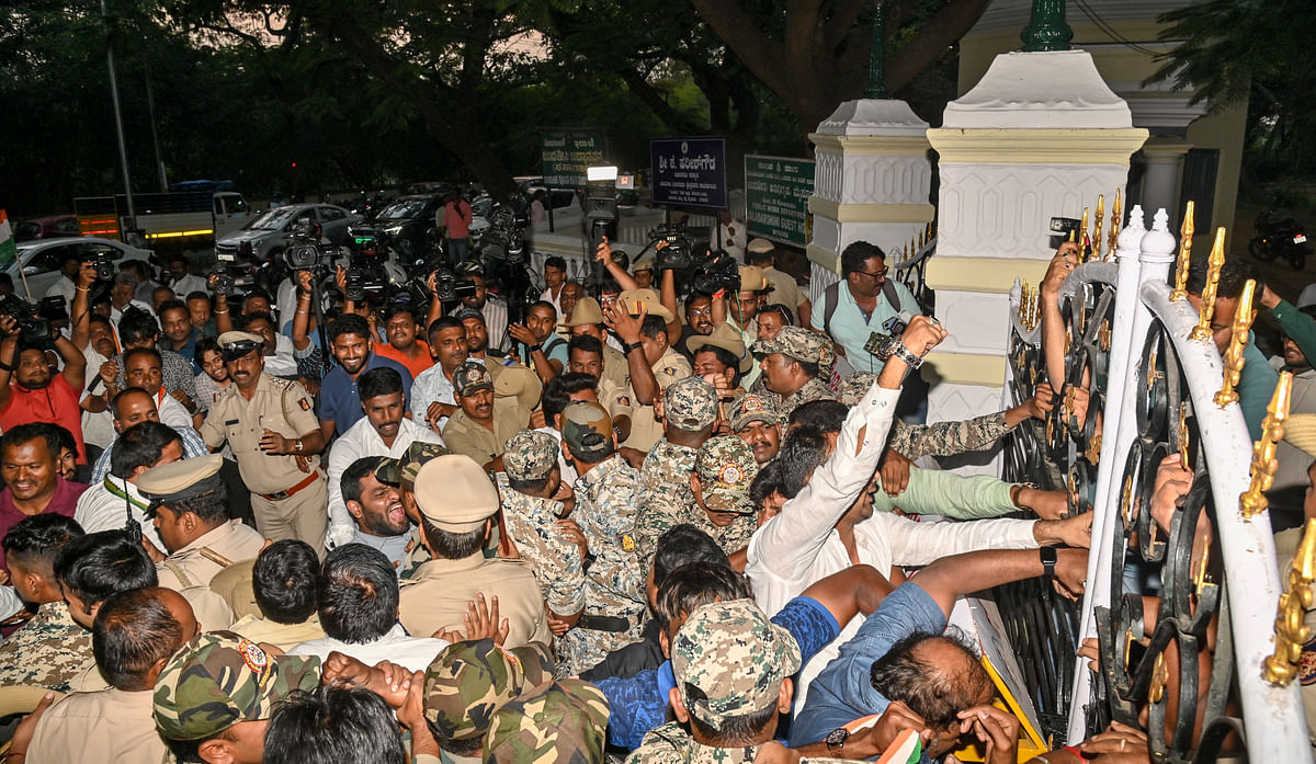 ಮೈಸೂರಿನ ಸಂಸದರ ಕಚೇರಿಗೆ ಬುಧವಾರ ಮುತ್ತಿಗೆ ಹಾಕಲು ನುಗ್ಗಿದ ಕಾಂಗ್ರೆಸ್ ಕಾರ್ಯಕರ್ತರು