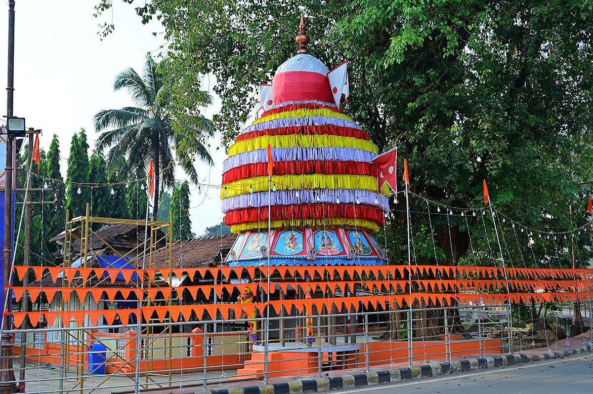 ಲಕ್ಷ ದೀಪೋತ್ಸವಕ್ಕಾಗಿ ಕಾಶಿಕಟ್ಟೆಯಲ್ಲಿ ರಚಿಸಿರುವ ಗುರ್ಜಿ ರಥ