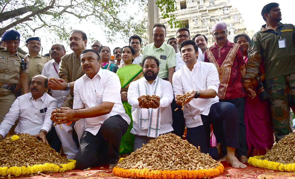 ಬಸವನಗುಡಿ ಕಡಲೆಕಾಯಿ ಪರಿಷೆಯ ಉದ್ಘಾಟನೆಯಲ್ಲಿ ಸಂಸದ ತೇಜಸ್ವಿ ಸೂರ್ಯ ವಿಧಾನಪರಿಷತ್ ಸದಸ್ಯ ಶರವಣ ಶಾಸಕರಾದ ರವಿ ಸುಬ್ರಮಣ್ಯ ಉದಯ್ ಬಿ. ಗರುಡಾಚಾರ್ ಮಾಜಿ ಮೇಯರ್‌ ಕಟ್ಟೆ ಸತ್ಯನಾರಾಯಣ ಉಪಸ್ಥಿತರಿದ್ದರು.
ಪ್ರಜಾವಾಣಿ ಚಿತ್ರ ಕಿಶೋರ್ ಕುಮಾರ್ ಬೋಳಾರ್