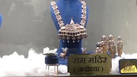 Video: ರಾಮ ಮಂದಿರದ ಪರಿಕಲ್ಪನೆಯಲ್ಲಿ ವಜ್ರದ ಹಾರ ತಯಾರಿಸಿದ ಗುಜರಾತ್ ವ್ಯಾಪಾರಿ

