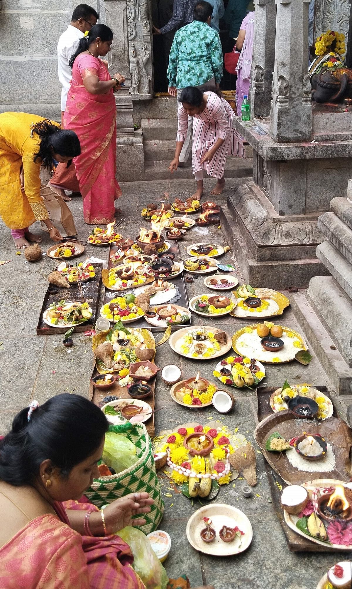 ಕೋಲಾರದ ದೊಡ್ಡಪೇಟೆಯ ನಂಜುಂಡೇಶ್ವರಸ್ವಾಮಿ ದೇಗುಲ ಆವರಣದಲ್ಲಿ ಸೋಮವಾರ ಕಾರ್ತಿಕ ದೀಪ ಬೆಳಗಿದ ಮಹಿಳೆಯರು