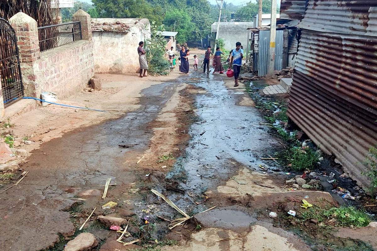 ಆಸಂಗಿ ಗ್ರಾಮದ ಗುಡ್ಡದ ಪ್ರದೇಶದಲ್ಲಿ ಚರಂಡಿಗಳಲ್ಲದೆ ರಸ್ತೆ ತುಂಬೆಲ್ಲ ಕೊಳಚೆ ಹರಿಯುತ್ತಿದೆ