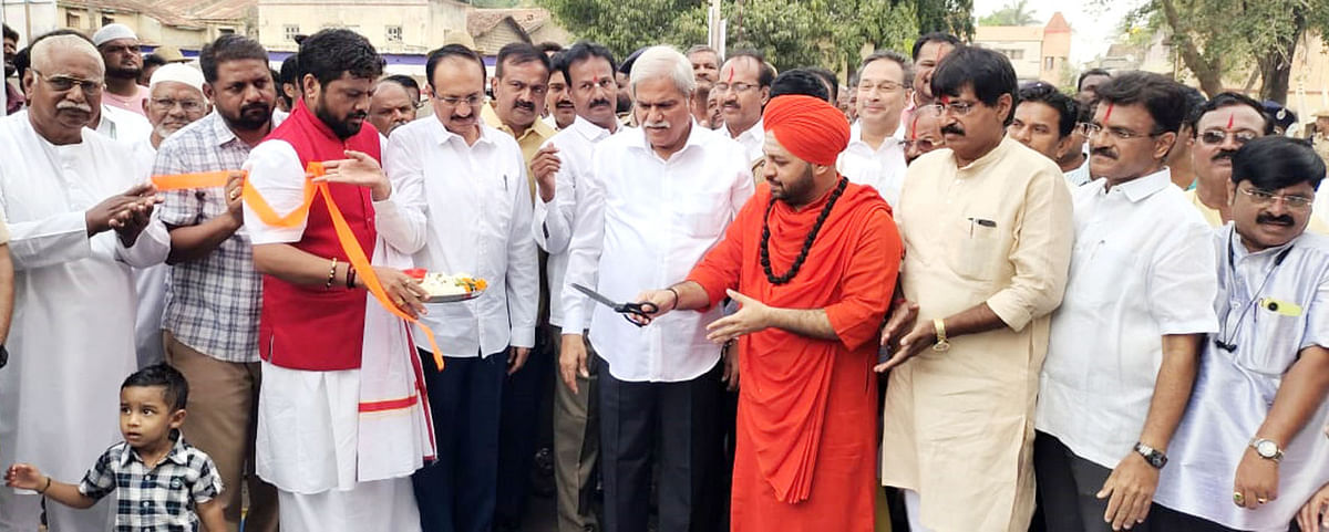 ಬೈಲಹೊಂಗಲ ಎಪಿಎಂಸಿ ಆವರಣದಲ್ಲಿ ಮರಡಿ ಬಸವೇಶ್ವರ ಜಾತ್ರಾ ಮಹೋತ್ಸವ ಅಂಗವಾಗಿ ಮಂಗಳವಾರ ಆರಂಭಗೊಂಡ ಕೃಷಿಮೇಳ ಜಾನುವಾರ ಜಾತ್ರೆಯನ್ನು ಸಣ್ಣ ಕೈಗಾರಿಕೆ ಸಚಿವ ಶರಣಬಸಪ್ಪಗೌಡ ದರ್ಶನಾಪೂರ ರಬಿನ್ ಕತ್ತರಿಸುವ ಮೂಲಕ ಉದ್ಘಾಟಿಸಿದರು. ಪ್ರಭುನೀಲಕಂಠ ಸ್ವಾಮೀಜಿ ಶಾಸಕ ಮಹಾಂತೇಶ ಕೌಜಲಗಿ ಮಾಜಿ ಶಾಸಕ ಡಾ.ವಿಶ್ವನಾಥ ಪಾಟೀಲ ಅನೇಕರು ಇದ್ದರು.