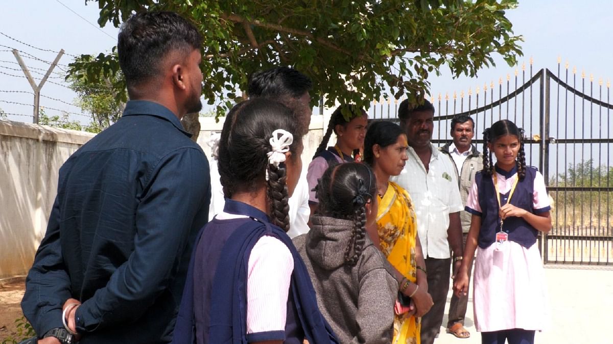 ಯಲುವಳ್ಳಿ ಮೊರಾರ್ಜಿ ದೇಸಾಯಿ ಶಾಲೆ: ಮಕ್ಕಳನ್ನು ಮನೆಗೆ ಕರೆದೊಯ್ಯುತ್ತಿರುವ ಪೋಷಕರು