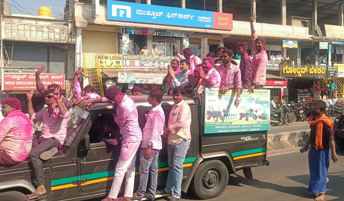 ಹುಣಸಗಿ ಪಟ್ಟಣ ಪಂಚಾಯಿತಿ ಚುನಾವಣಾ ಫಲಿತಾಂಶದ ಬಳಿಕ ಗೆದ್ದವರನ್ನು ತೆರೆದ ವಾಹನದಲ್ಲಿ ಮೆರವಣಿಗೆ ಮಾಡಲಾಯಿತು